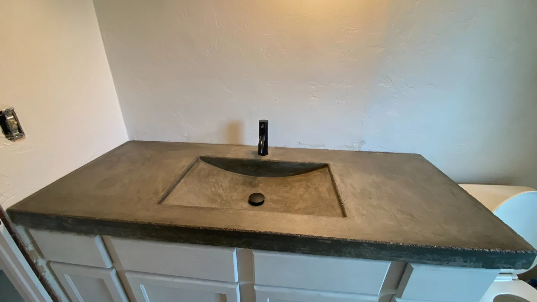 Integrated concrete vanity and sink